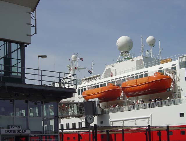 Cruiseschip ms Nordnorge van Hurtigruten aan de Cruise Terminal Rotterdam